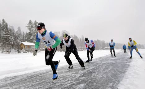Deelnemers aan de Tour de Skate onderweg in het Open Finse Kampioenschap 100 kilometer in Oravi.